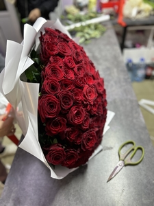 Роскошный букет «Королевская страсть» из 51 бордовой розы, 70 см, в цветной упаковке