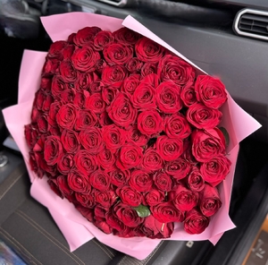 Букет Lux Flowers из 101 роз высотой 80 сантиметров